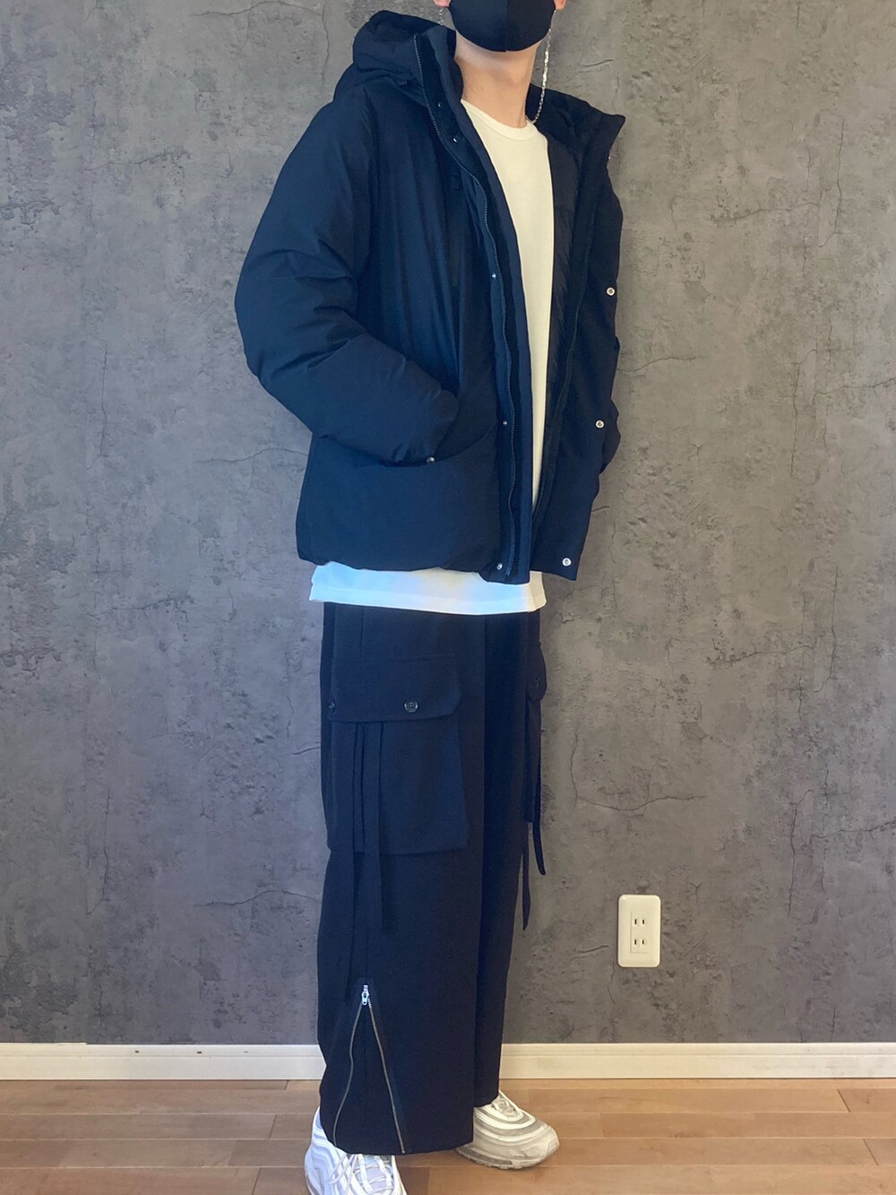 ホワイト系のTシャツ/カットソー、ブラック系のダウンジャケット/コート、ブラック系のカーゴパンツを着用したメンズの冬コーディネートの3枚目の写真