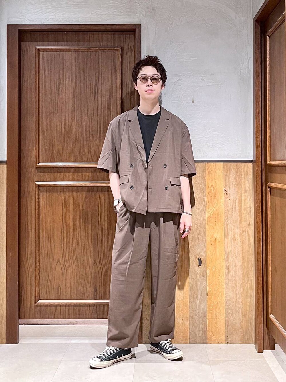 ブラック系のTシャツ/カットソー、イエロー系のシャツ/ブラウスを着用したメンズの夏コーディネートの2枚目の写真