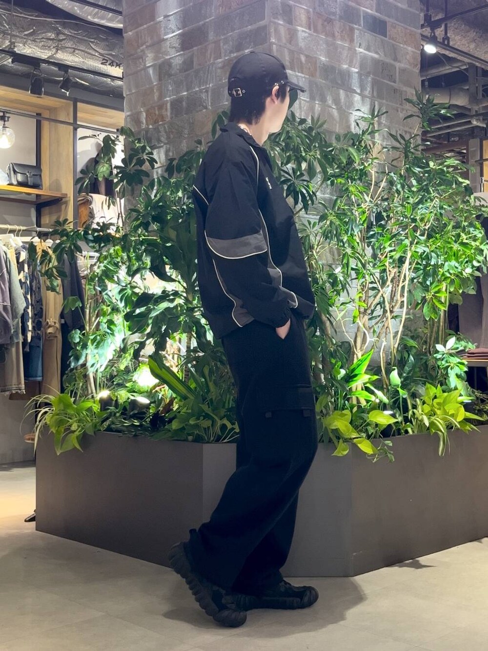 ブラック系のスウェットパンツ、ブラック系のスウェットを着用したメンズの秋コーディネートの5枚目の写真