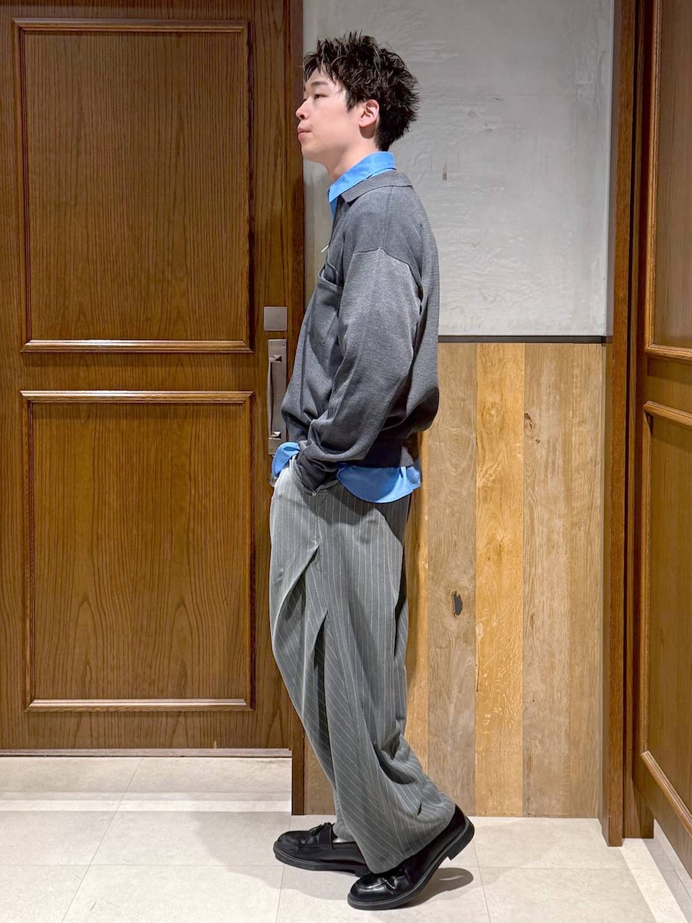 ブルー系のシャツ/ブラウス、グレー系のシャツ/ブラウスを着用したメンズの春コーディネートの3枚目の写真