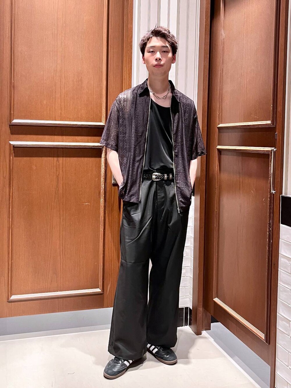 ブラック系のスラックス、ブラック系のシャツ/ブラウスを着用したメンズの夏コーディネートの6枚目の写真