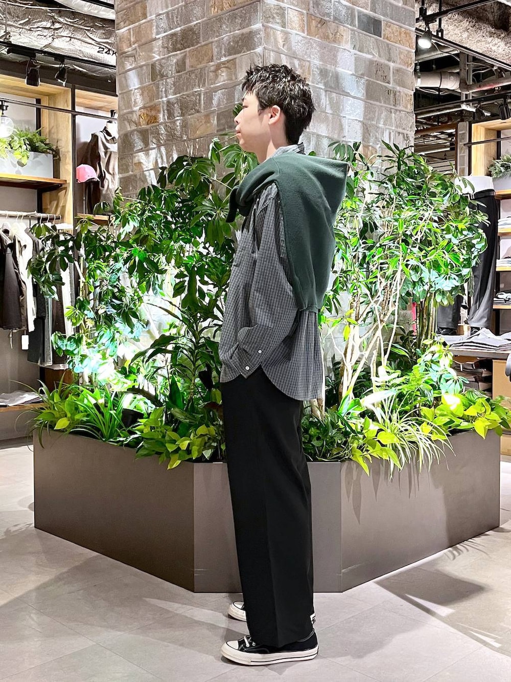 ブラック系のスラックス、ブルー系のシャツ/ブラウス、グリーン系のカーディガン/ボレロを着用したメンズの春コーディネートの4枚目の写真