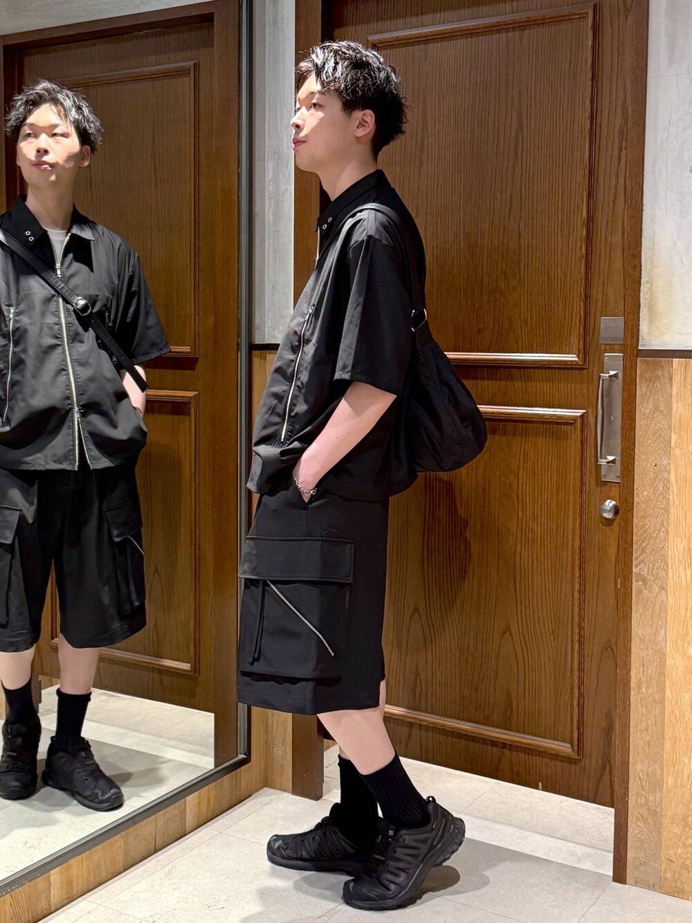 ブラック系のショルダーバッグ、ホワイト系のTシャツ/カットソー、ブラック系のシャツ/ブラウスを着用したメンズの春コーディネートの3枚目の写真