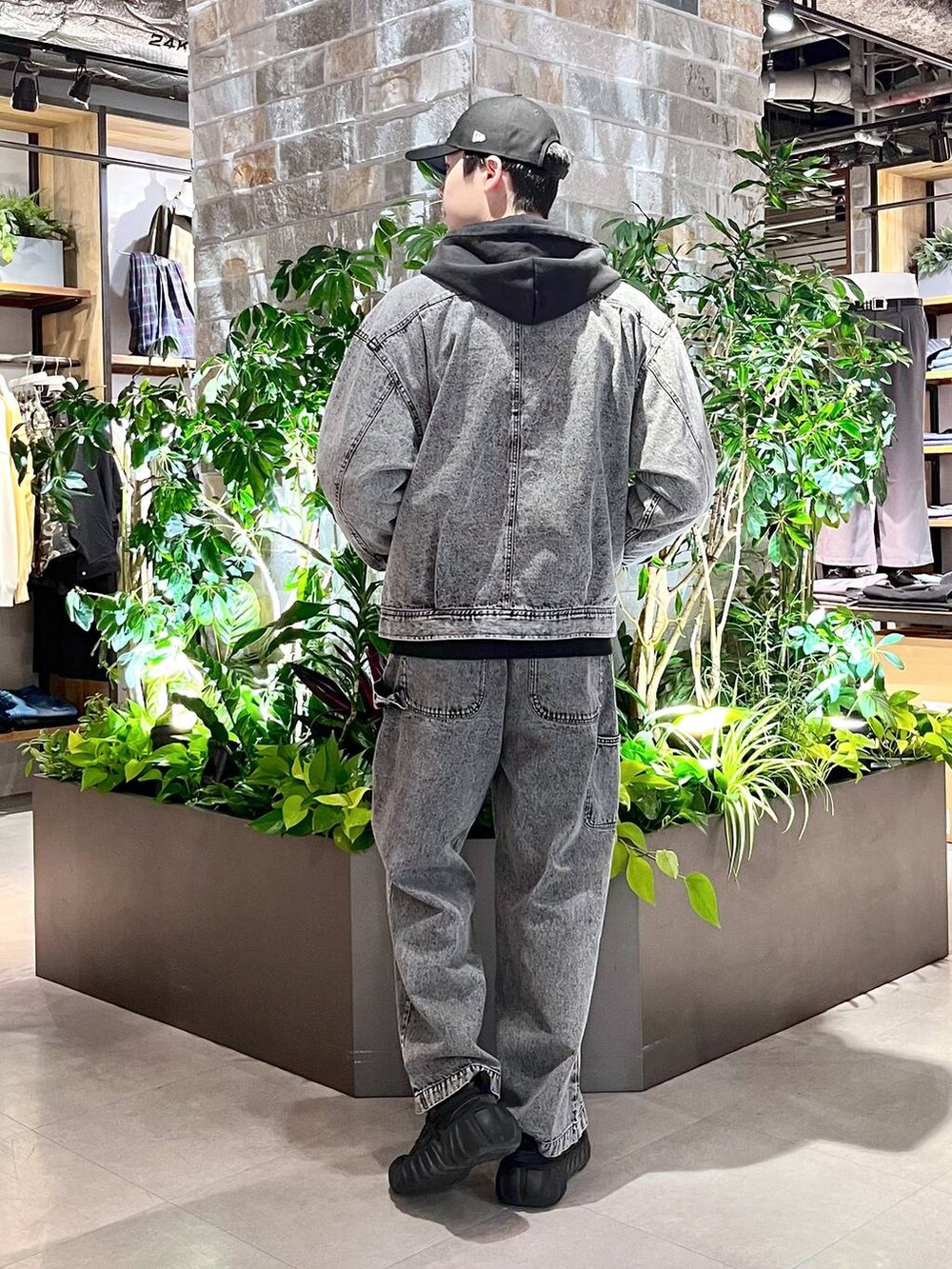 その他のデニムパンツ、その他のデニムジャケット、その他のパーカーを着用したメンズの春コーディネートの2枚目の写真