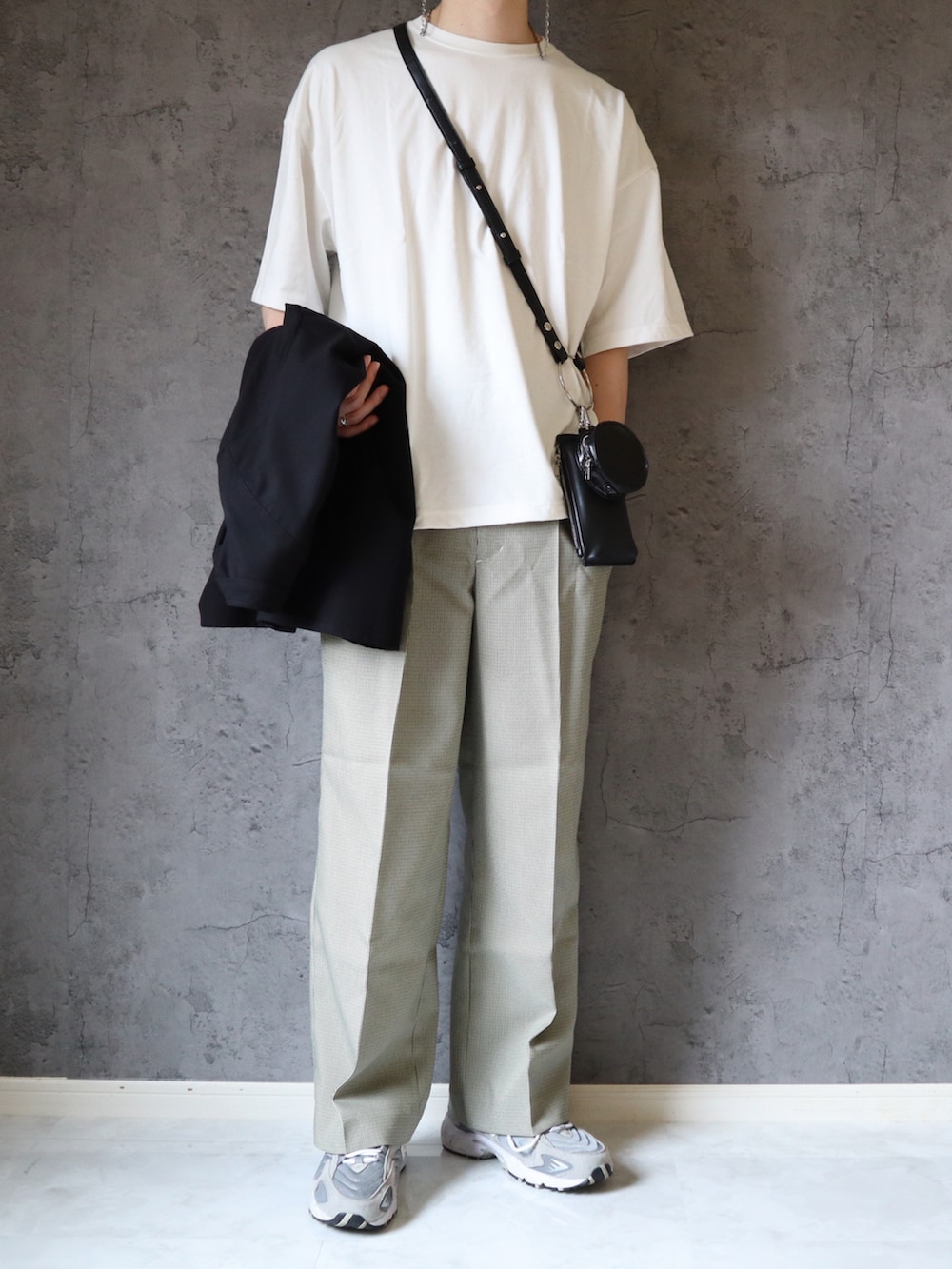 ブラック系のカーディガン/ボレロ、ベージュ系のスラックス、ブルー系のTシャツ/カットソーを着用したメンズの夏コーディネートの2枚目の写真