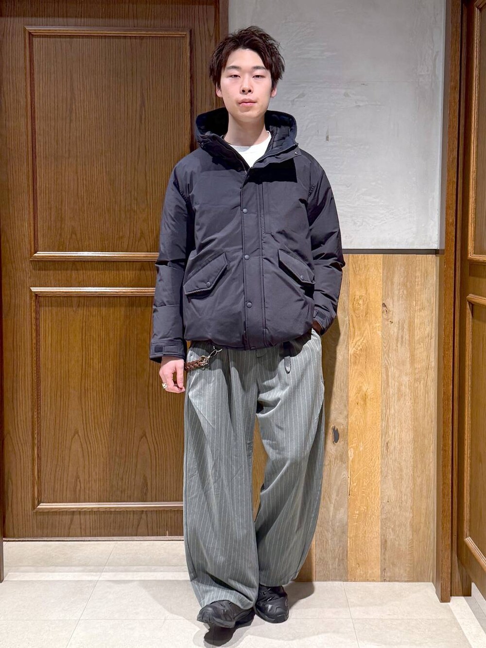 ブルー系のダウンジャケット/コート、その他のスウェット、グレー系のスラックスを着用したメンズの冬コーディネートの3枚目の写真