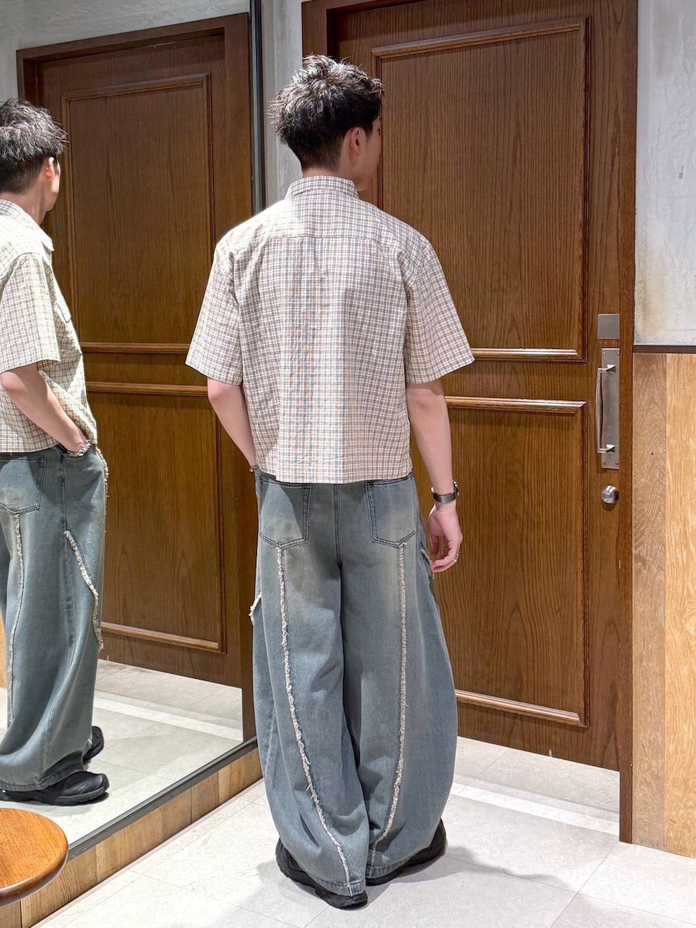 ブルー系のデニムパンツ、ベージュ系のシャツ/ブラウスを着用したメンズの夏コーディネートの5枚目の写真