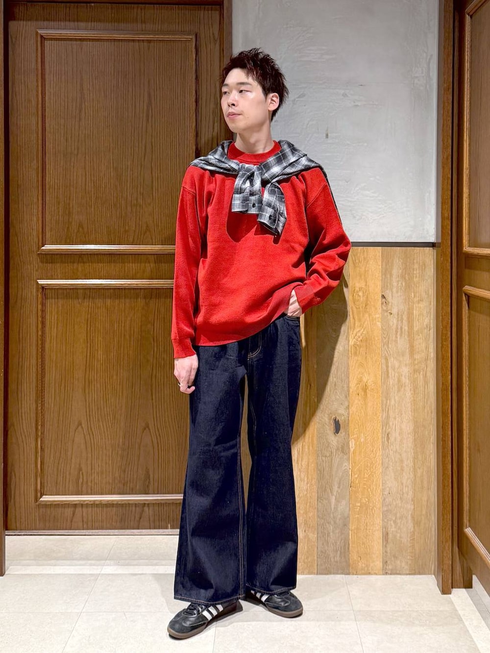 ブラック系のシャツ/ブラウス、ブルー系のデニムパンツ、レッド系のニット/セーターを着用したメンズの秋コーディネートの2枚目の写真