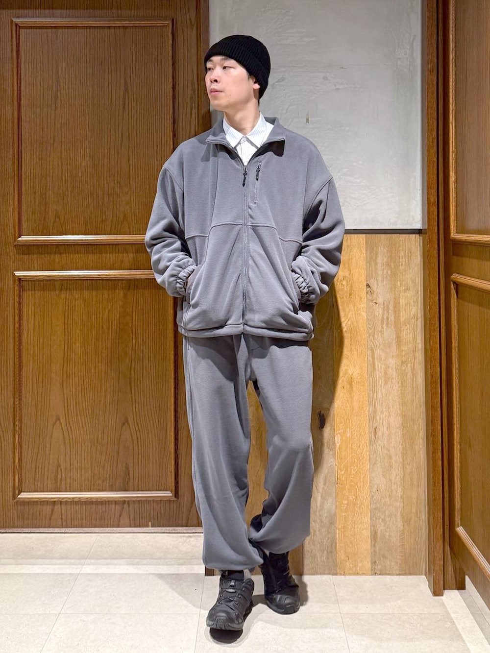 ブルー系のシャツ/ブラウス、グレー系のブルゾンを着用したメンズの秋コーディネートの6枚目の写真