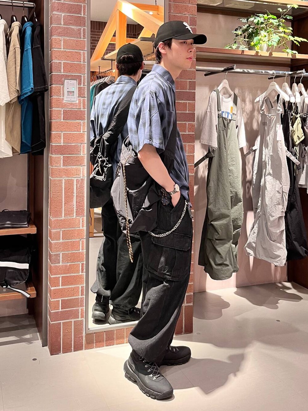 グレー系のデニムパンツ、ブラック系のショルダーバッグ、ブルー系のシャツ/ブラウスを着用したメンズの夏コーディネートの6枚目の写真