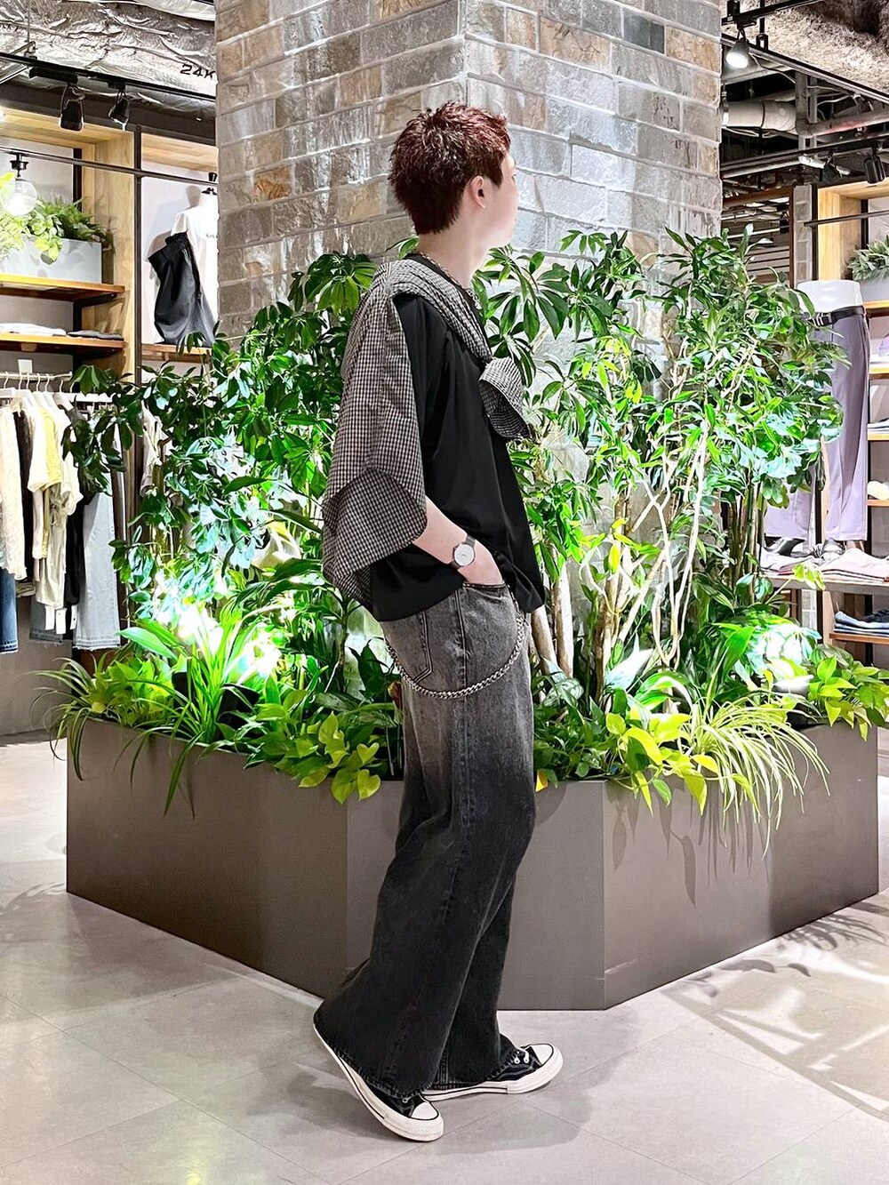 ブラック系のシャツ/ブラウス、グレー系のデニムパンツ、ブラック系のTシャツ/カットソーを着用したメンズの夏コーディネートの3枚目の写真