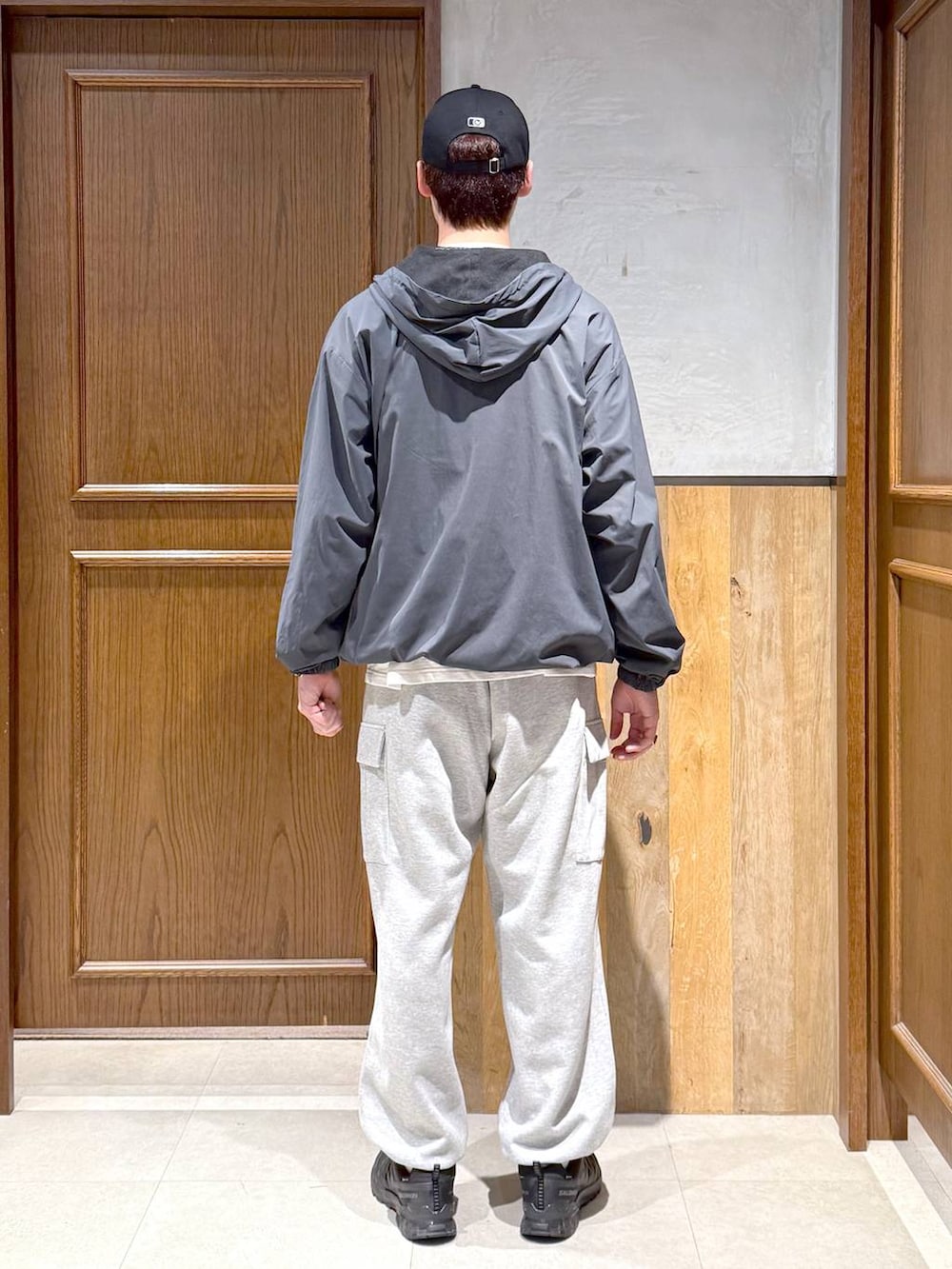 グレー系のナイロンジャケット、ホワイト系のTシャツ/カットソー、グレー系のスウェットパンツを着用したメンズの秋コーディネートの4枚目の写真
