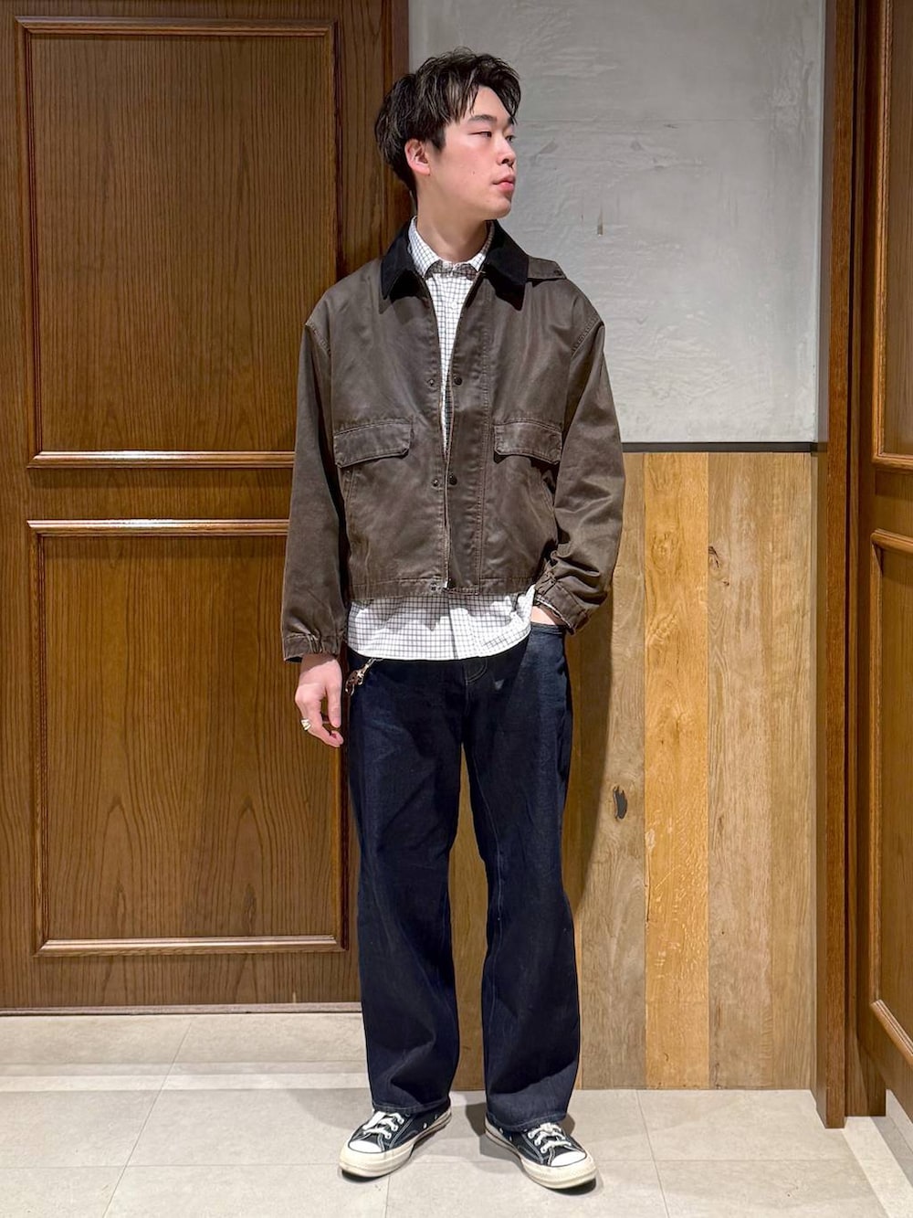 ブラウン系のブルゾン、ブルー系のデニムパンツ、ホワイト系のシャツ/ブラウスを着用したメンズの冬コーディネートの3枚目の写真