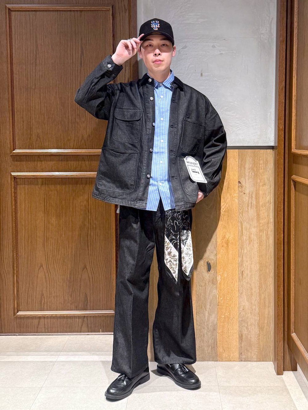 ブラック系のブルゾン、ブラック系のスラックス、ブラック系のバンダナ/スカーフを着用したメンズの冬コーディネートの2枚目の写真