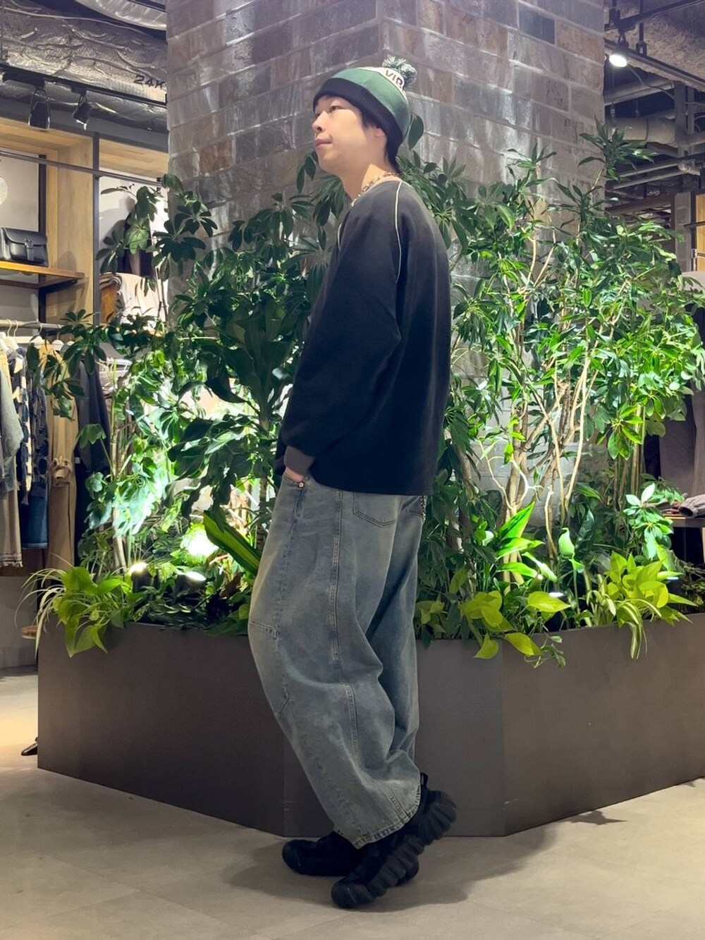 ブルー系のデニムパンツ、ブラック系のスウェット、ブラック系のニットキャップ/ビーニーを着用したメンズの秋コーディネートの3枚目の写真