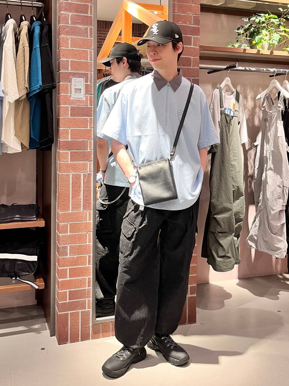 グレー系のデニムパンツ、ブルー系のシャツ/ブラウス、ブラック系のショルダーバッグを着用したメンズの夏コーディネートの2枚目の写真