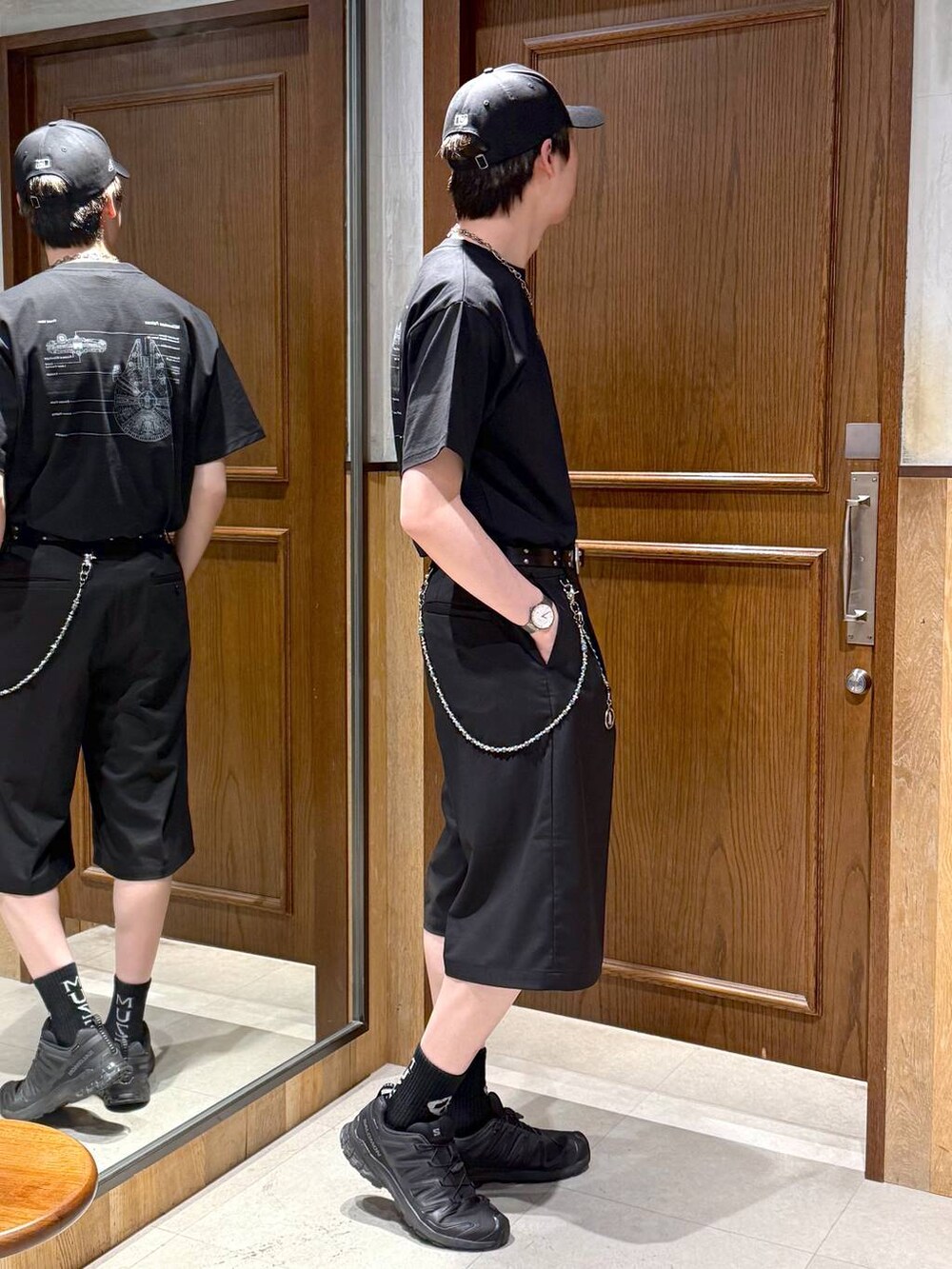 ブラック系のスラックス、ブラック系のTシャツ/カットソーを着用したメンズの春コーディネートの4枚目の写真