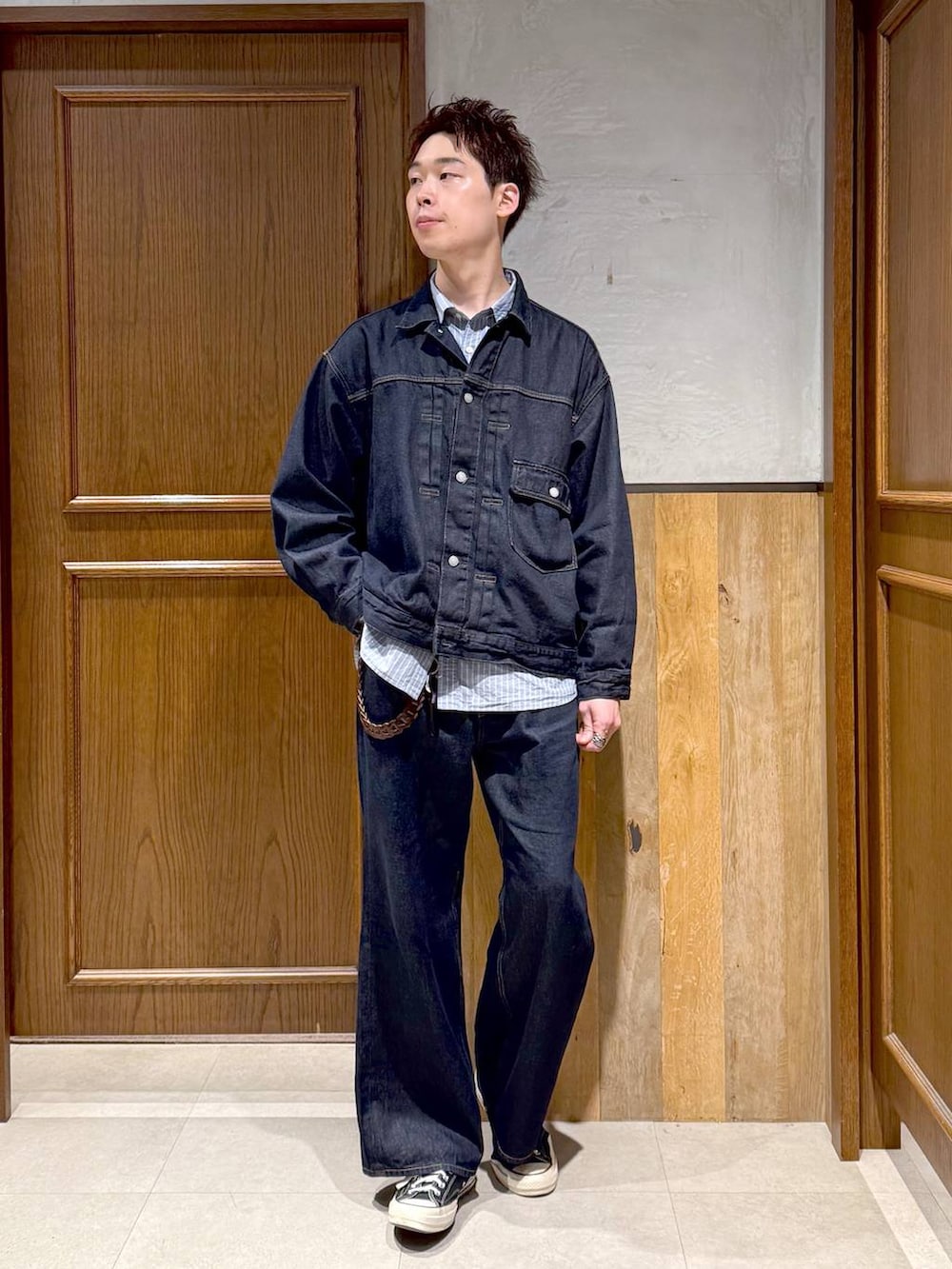 ブルー系のデニムパンツ、ブルー系のデニムジャケット、ブルー系のシャツ/ブラウスを着用したメンズの秋コーディネートの2枚目の写真