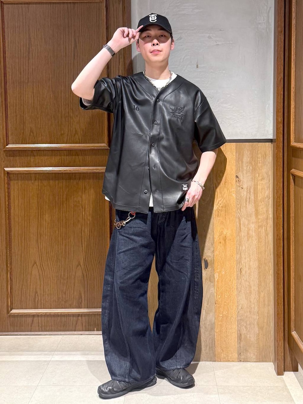 ホワイト系のTシャツ/カットソー、ブラック系のシャツ/ブラウス、ブルー系のデニムパンツを着用したメンズの春コーディネートの4枚目の写真