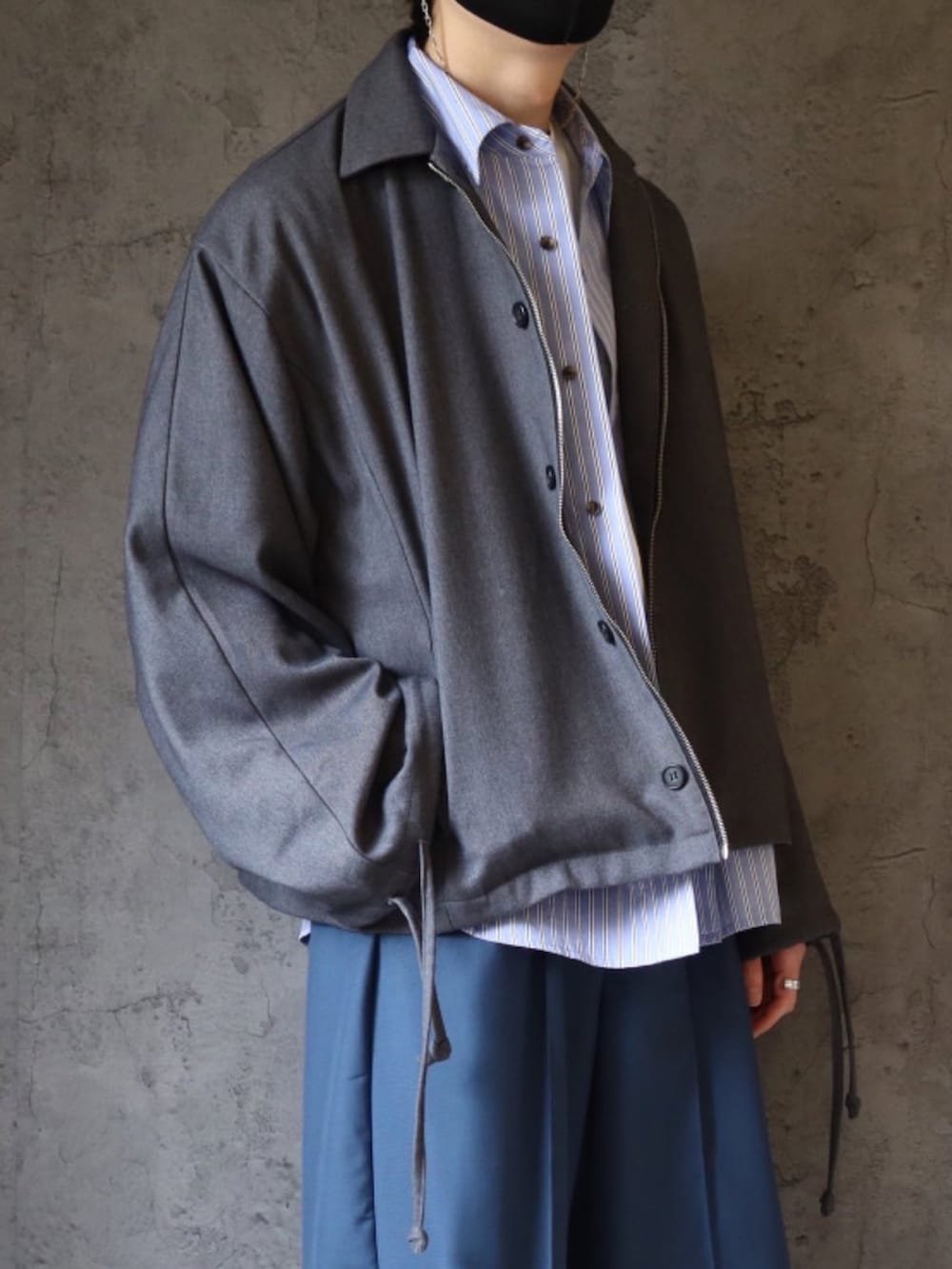 ブルー系のシャツ/ブラウス、グレー系のブルゾン、グレー系のその他パンツを着用したメンズの春コーディネートの4枚目の写真