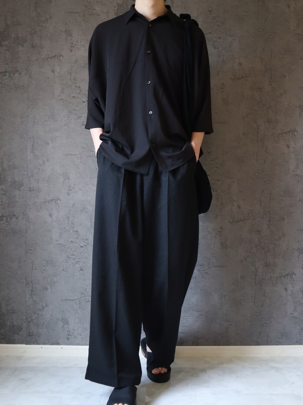 ブラック系のシャツ/ブラウス、ブラック系のスラックス、ブラック系のサンダルを着用したメンズの夏コーディネートの2枚目の写真