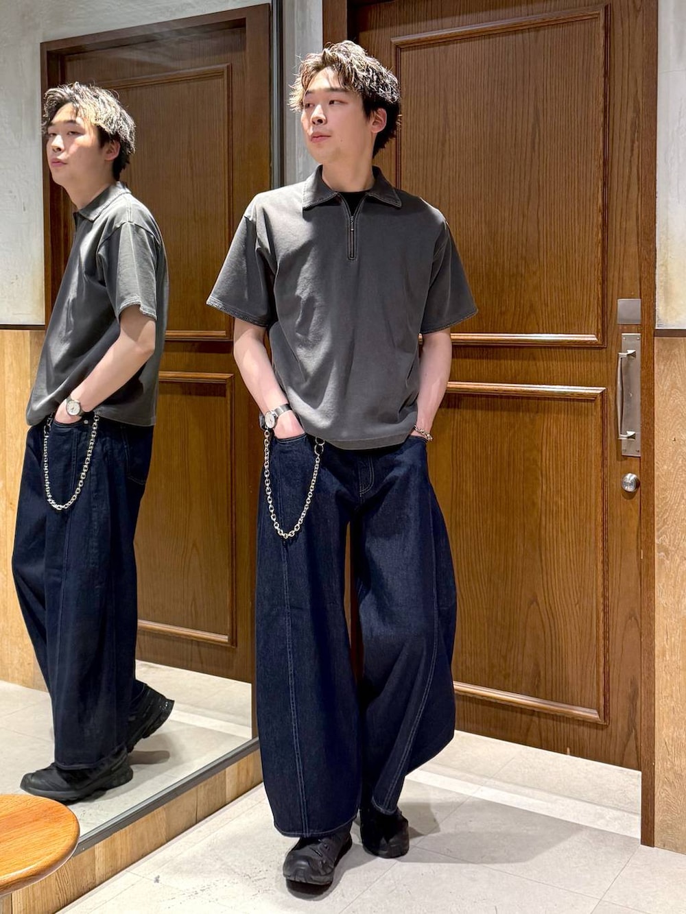 ブルー系のデニムパンツ、その他のTシャツ/カットソー、シルバー系のウォレットチェーンを着用したメンズの春コーディネートの3枚目の写真