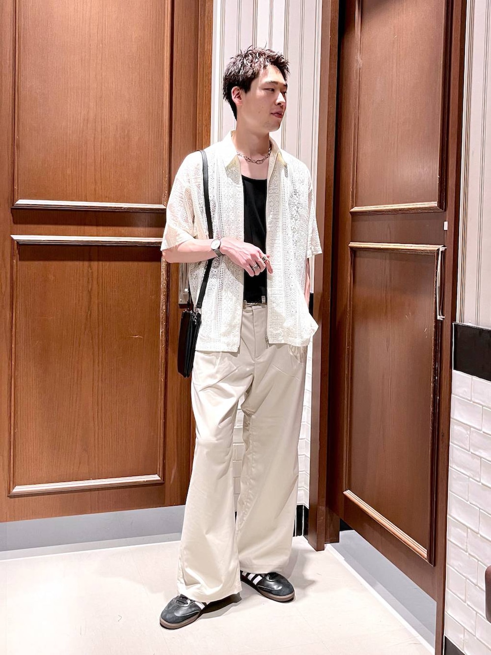 ホワイト系のスラックス、ブラック系のショルダーバッグ、ホワイト系のシャツ/ブラウスを着用したメンズの夏コーディネートの6枚目の写真