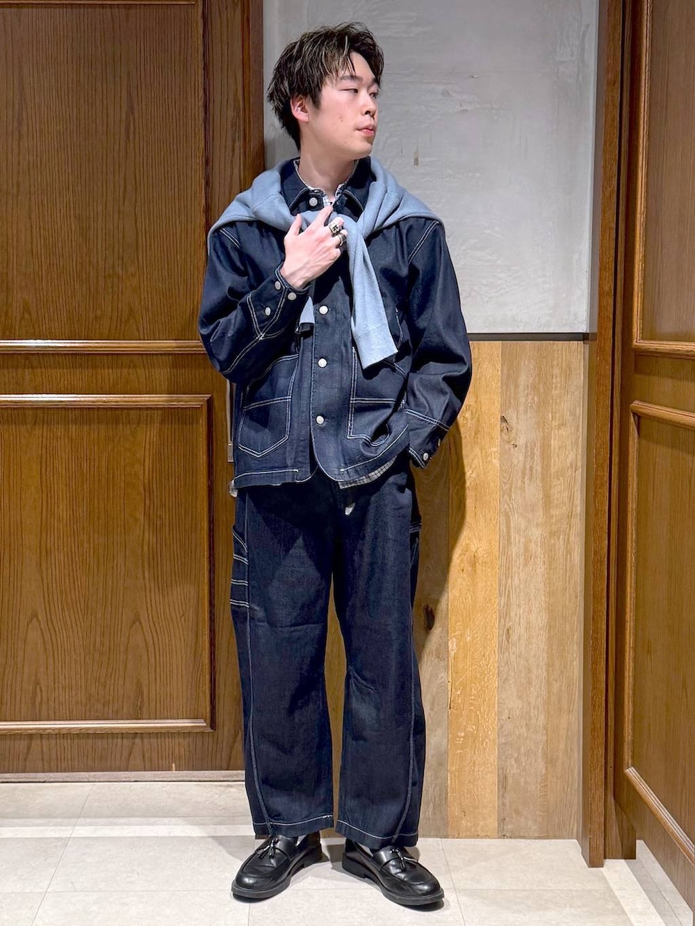 ブルー系のシャツ/ブラウス、ブルー系のデニムパンツ、ブルー系のデニムジャケットを着用したメンズの冬コーディネートの6枚目の写真