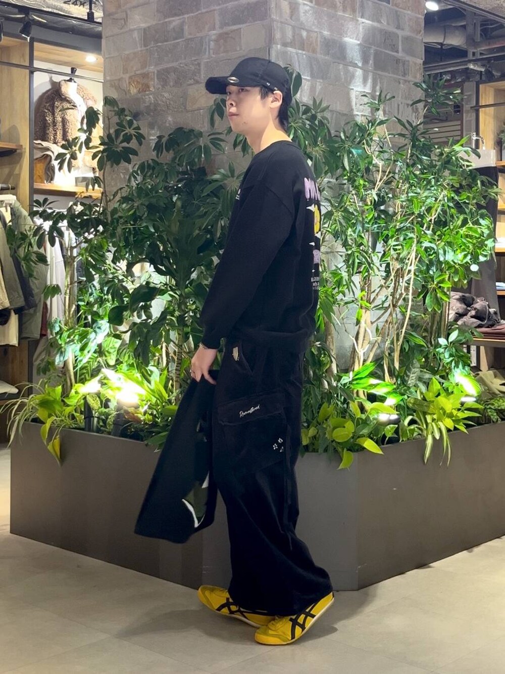 ブラック系のトートバッグ、ブラック系のカーゴパンツ、ブラック系のスウェットを着用したメンズの秋コーディネートの5枚目の写真