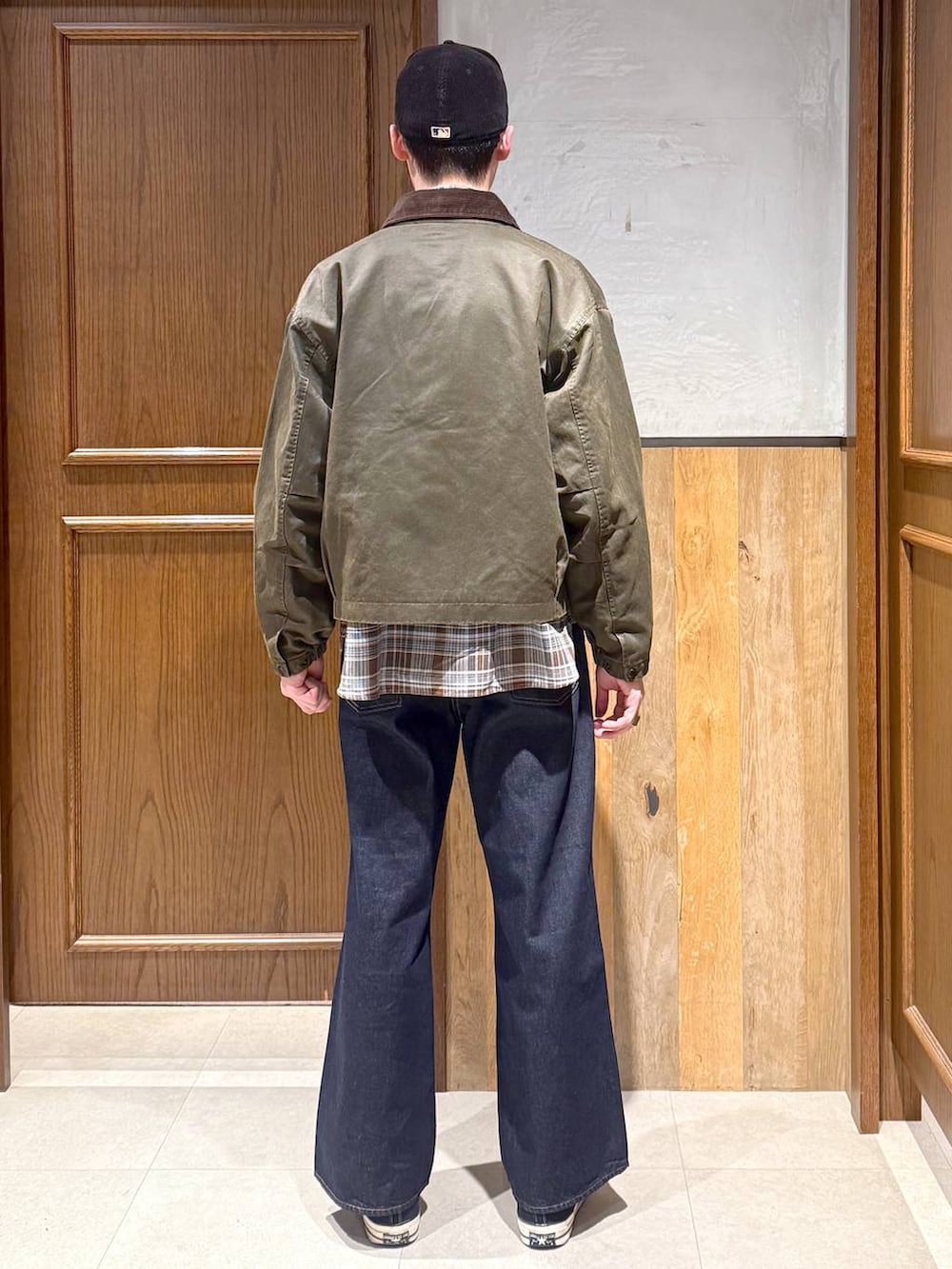 ブルー系のデニムパンツ、グリーン系のブルゾン、ブラウン系のシャツ/ブラウスを着用したメンズの冬コーディネートの5枚目の写真