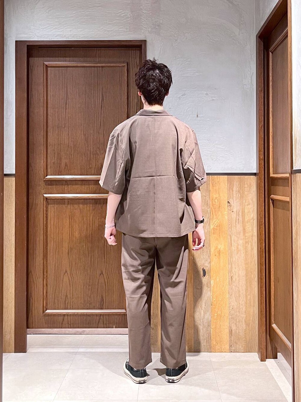 ブラック系のTシャツ/カットソー、イエロー系のシャツ/ブラウスを着用したメンズの夏コーディネートの5枚目の写真