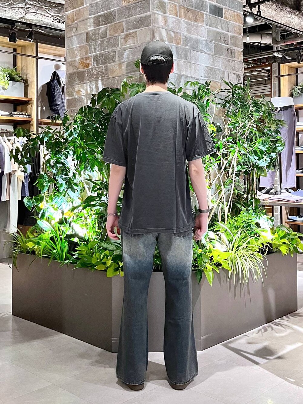 ブルー系のデニムパンツ、グレー系のTシャツ/カットソー、その他のウォレットチェーンを着用したメンズの夏コーディネートの4枚目の写真