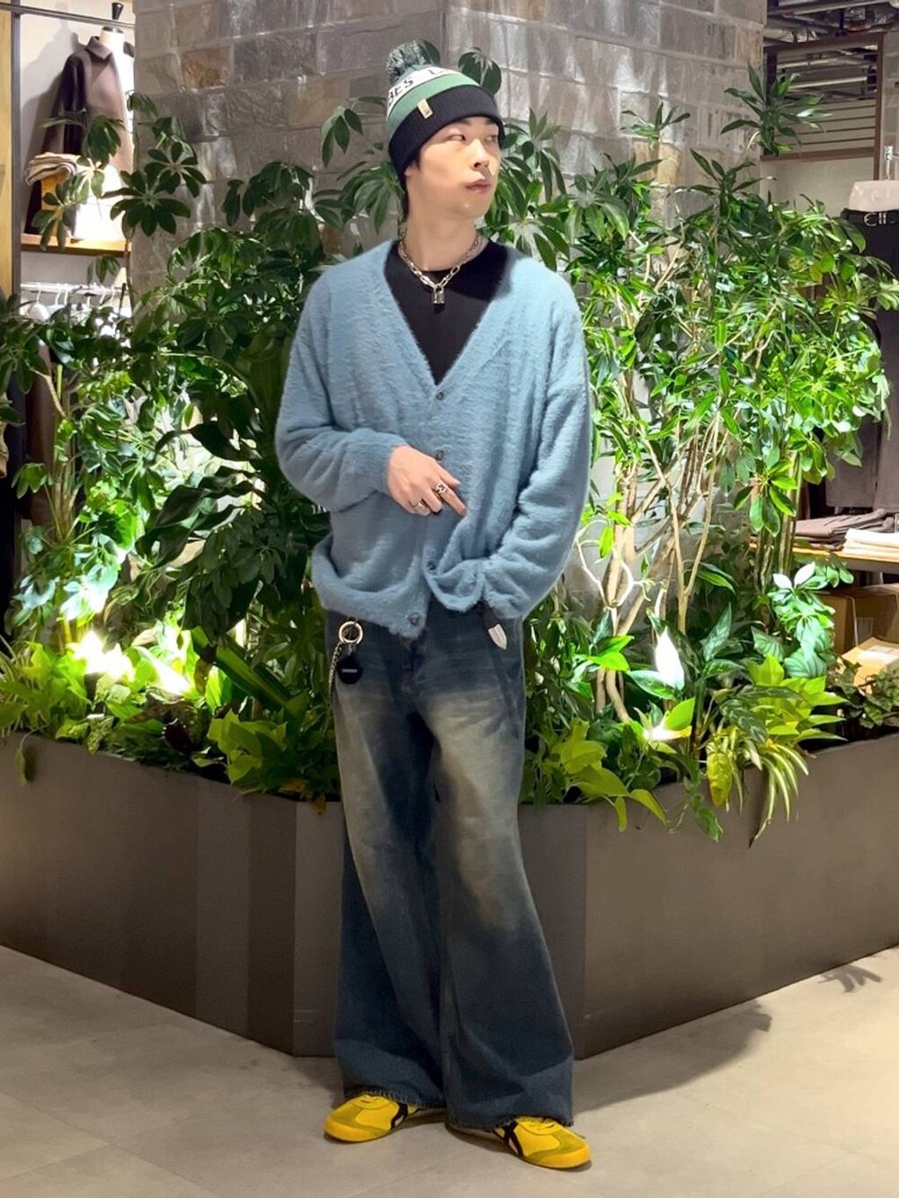 ブルー系のデニムパンツ、ブルー系のカーディガン/ボレロ、ブラック系のニットキャップ/ビーニーを着用したメンズの秋コーディネートの2枚目の写真