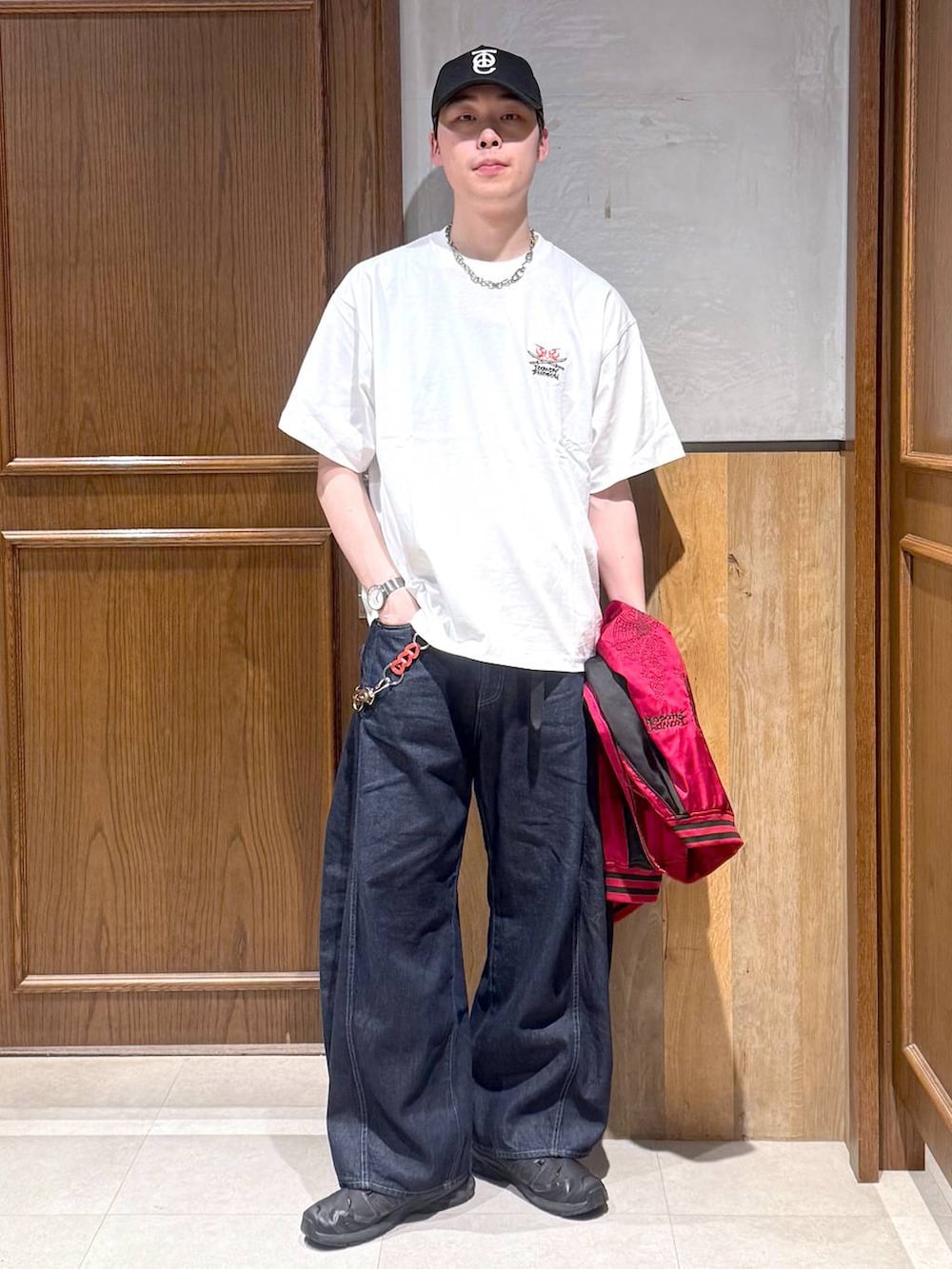 ホワイト系のTシャツ/カットソー、レッド系のスカジャン、ブルー系のデニムパンツを着用したメンズの春コーディネートの3枚目の写真