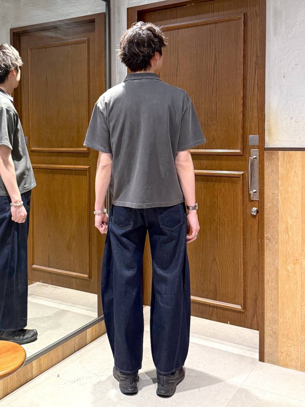 ブルー系のデニムパンツ、その他のTシャツ/カットソー、シルバー系のウォレットチェーンを着用したメンズの春コーディネートの5枚目の写真