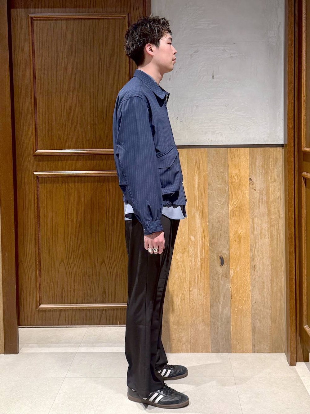 ブルー系のシャツ/ブラウス、ブラック系のスラックス、ブルー系のブルゾンを着用したメンズの春コーディネートの6枚目の写真