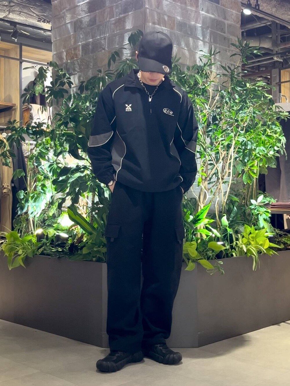 ブラック系のスウェットパンツ、ブラック系のスウェットを着用したメンズの秋コーディネートの2枚目の写真