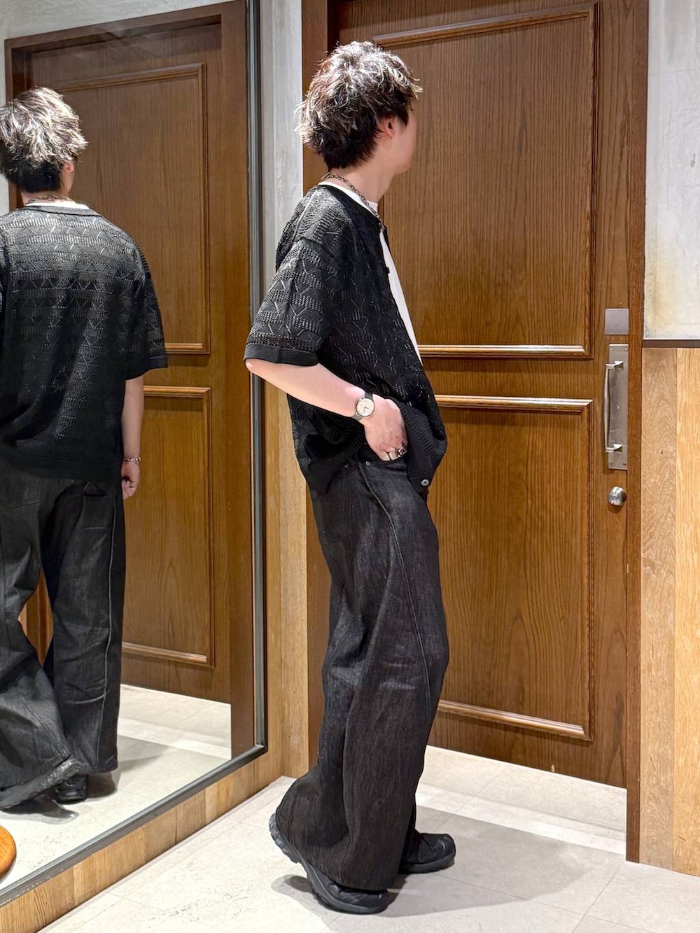 ホワイト系のTシャツ/カットソー、ブラック系のデニムパンツ、ブラック系のカーディガン/ボレロを着用したメンズの春コーディネートの5枚目の写真