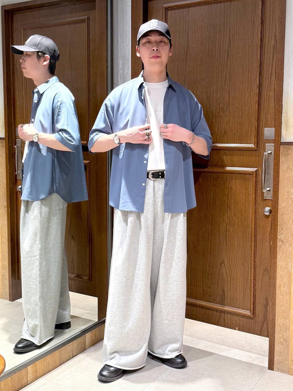 ブルー系のシャツ/ブラウス、グレー系のスウェットパンツ、ホワイト系のTシャツ/カットソーを着用したメンズの春コーディネートの7枚目の写真