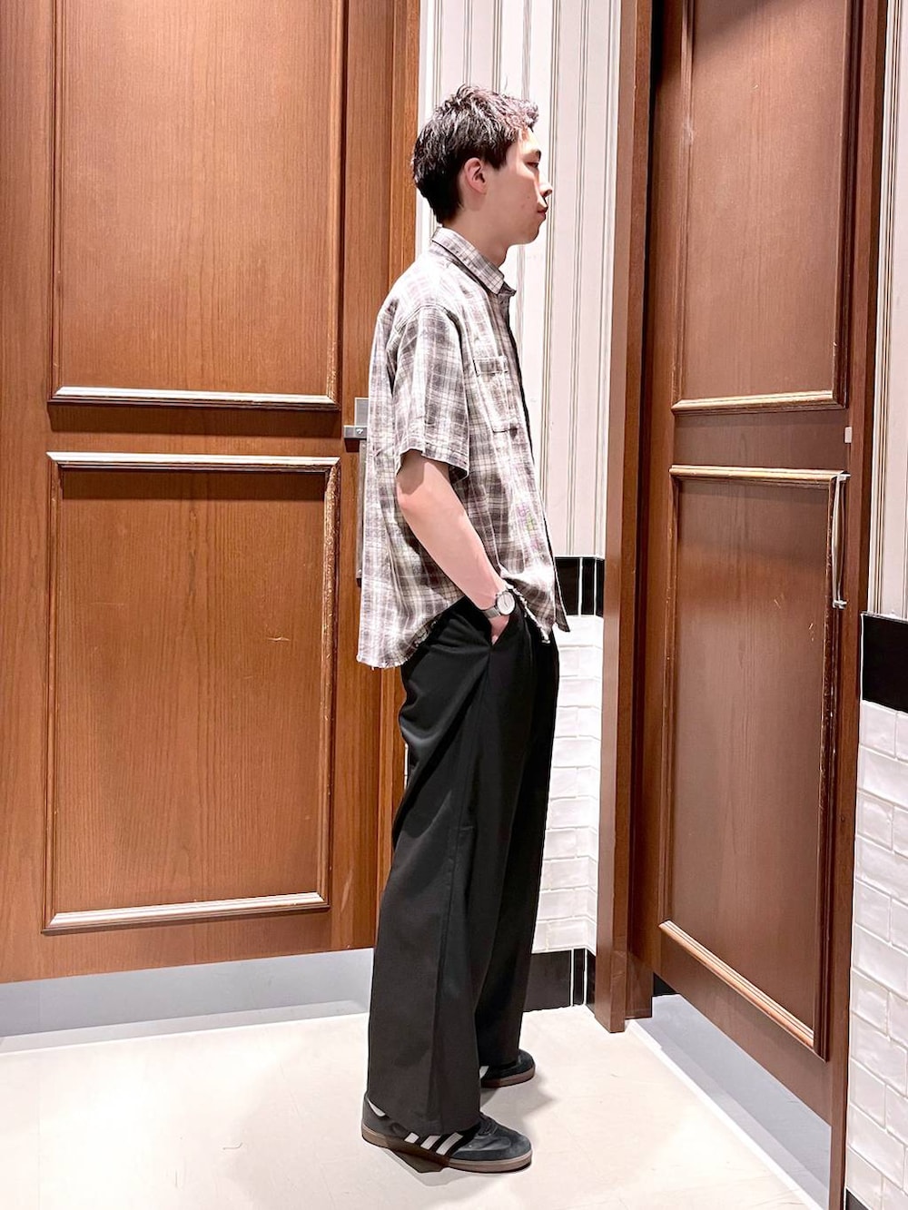 ブラック系のスラックス、グレー系のシャツ/ブラウスを着用したメンズの夏コーディネートの5枚目の写真