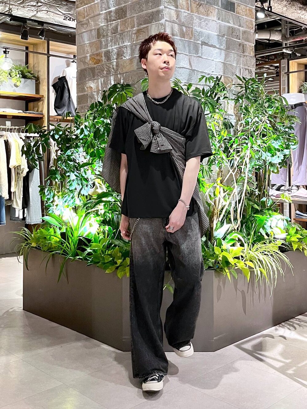 ブラック系のシャツ/ブラウス、グレー系のデニムパンツ、ブラック系のTシャツ/カットソーを着用したメンズの夏コーディネートの6枚目の写真