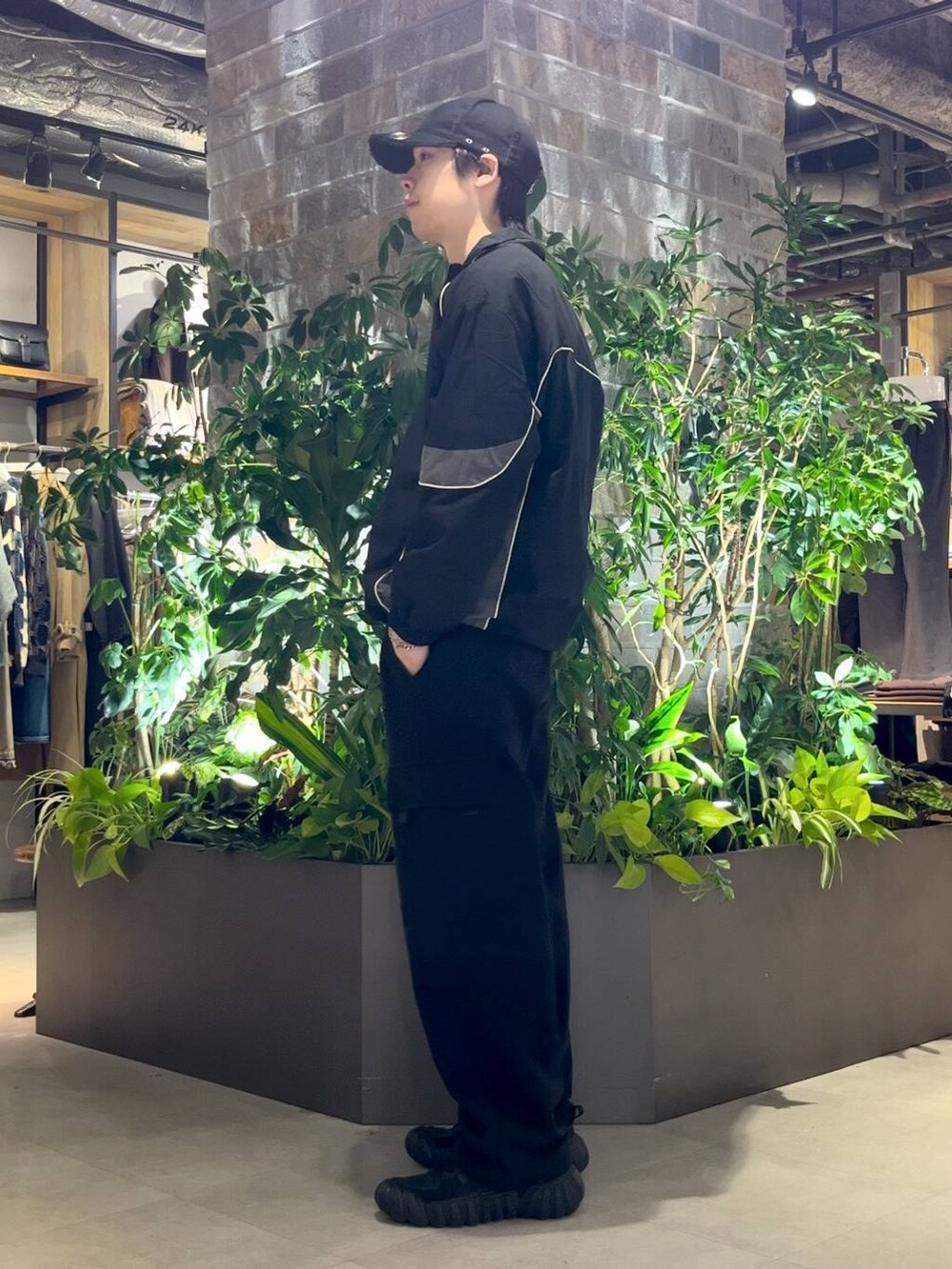 ブラック系のスウェットパンツ、ブラック系のスウェットを着用したメンズの秋コーディネートの3枚目の写真