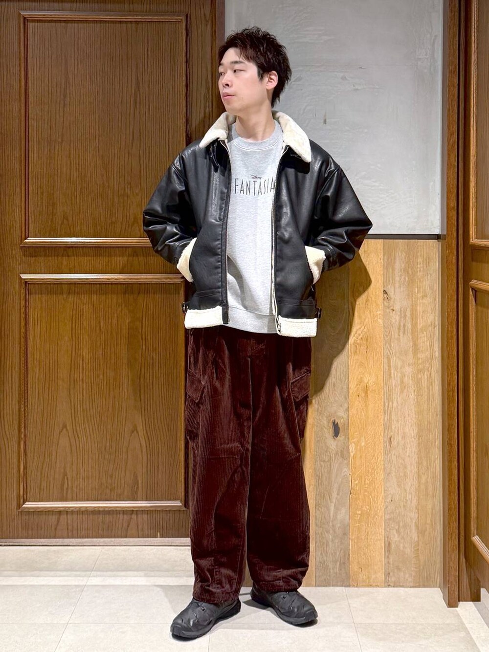 ブラウン系のカーゴパンツ、ブラック系のブルゾン、グレー系のスウェットを着用したメンズの秋コーディネートの3枚目の写真