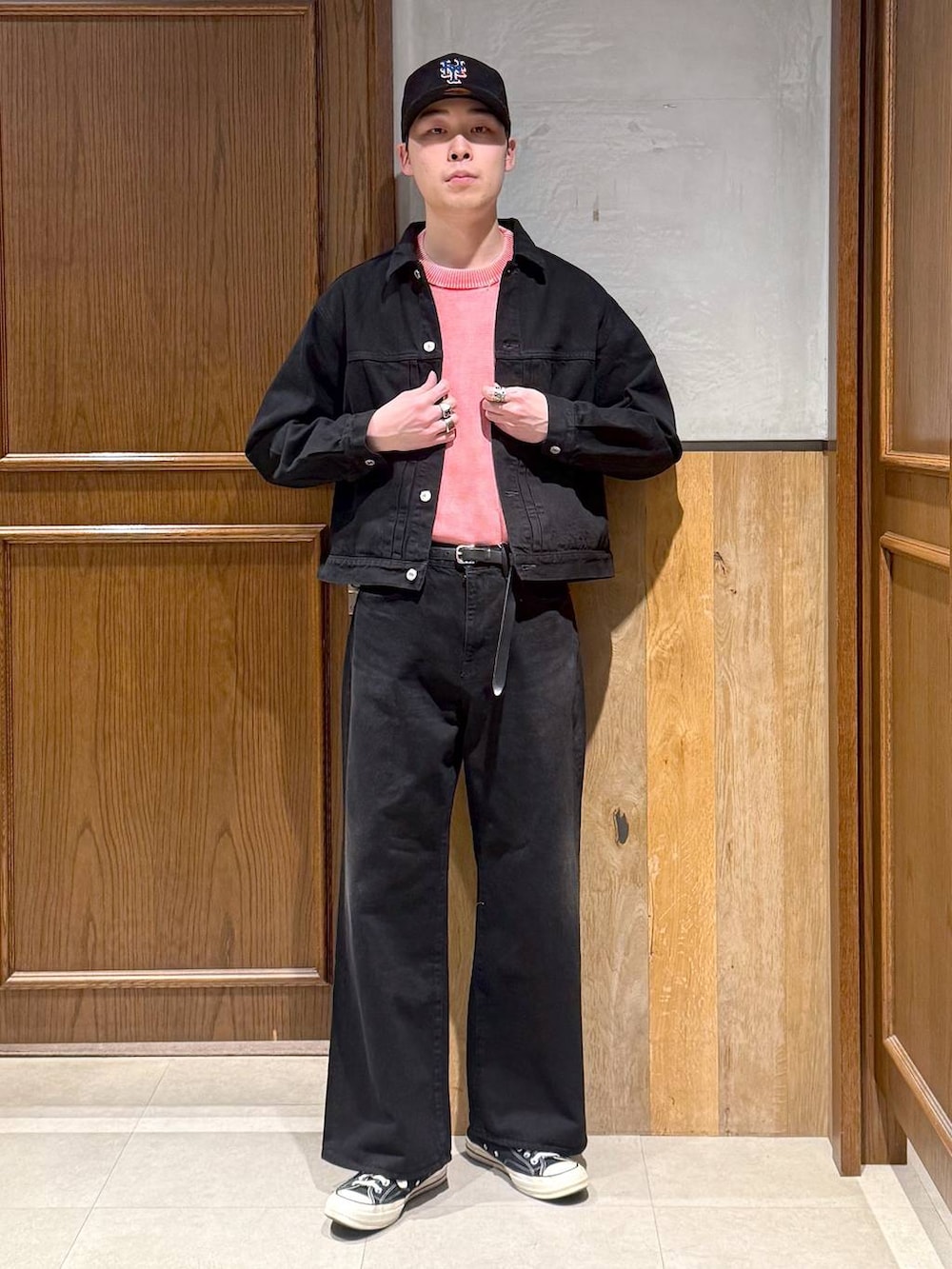 ブラック系のデニムパンツ、ブラック系のデニムジャケット、ピンク系のニット/セーターを着用したメンズの冬コーディネートの3枚目の写真