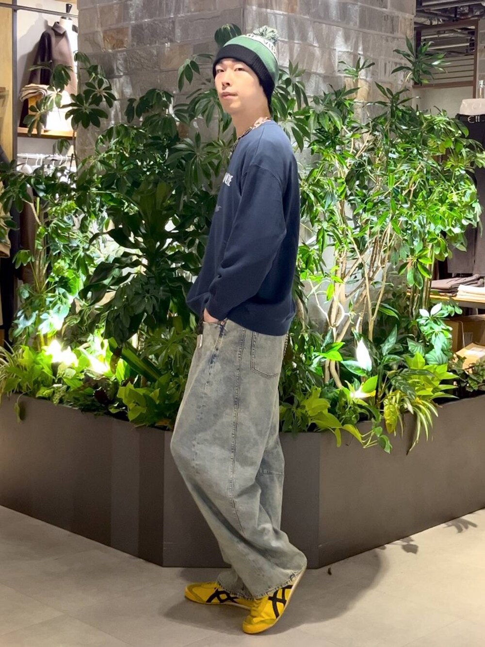 ブルー系のデニムパンツ、ブルー系のスウェット、ブラック系のニットキャップ/ビーニーを着用したメンズの秋コーディネートの6枚目の写真