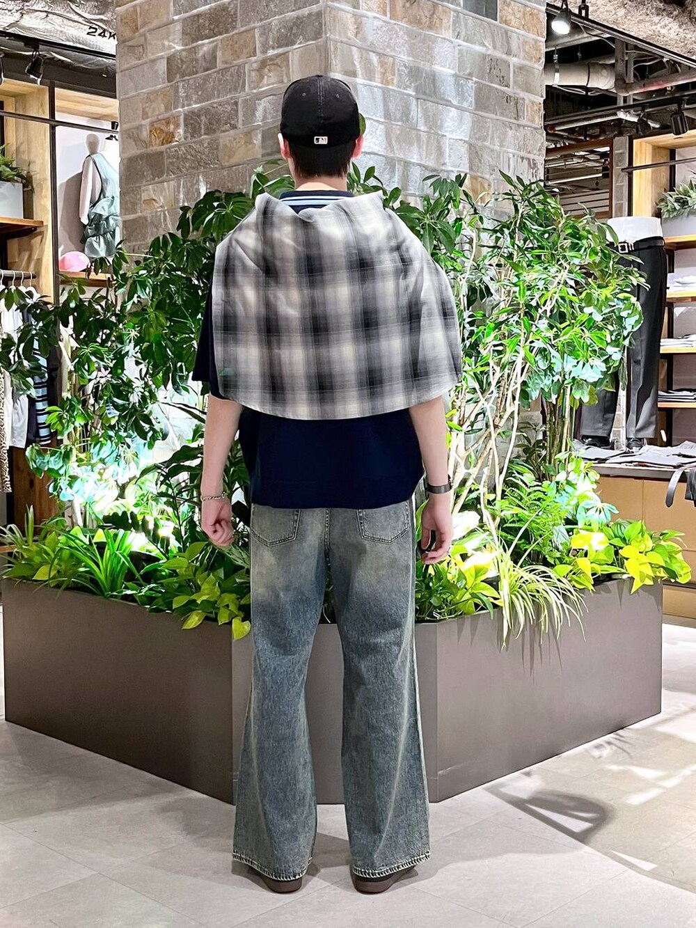 ホワイト系のシャツ/ブラウス、ブルー系のデニムパンツ、ブルー系のポロシャツを着用したメンズの春コーディネートの4枚目の写真