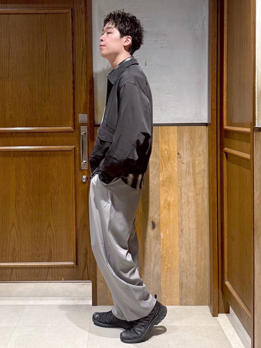 ブラック系のブルゾン、ブラック系のシャツ/ブラウス、グレー系のスラックスを着用したメンズの春コーディネートの3枚目の写真