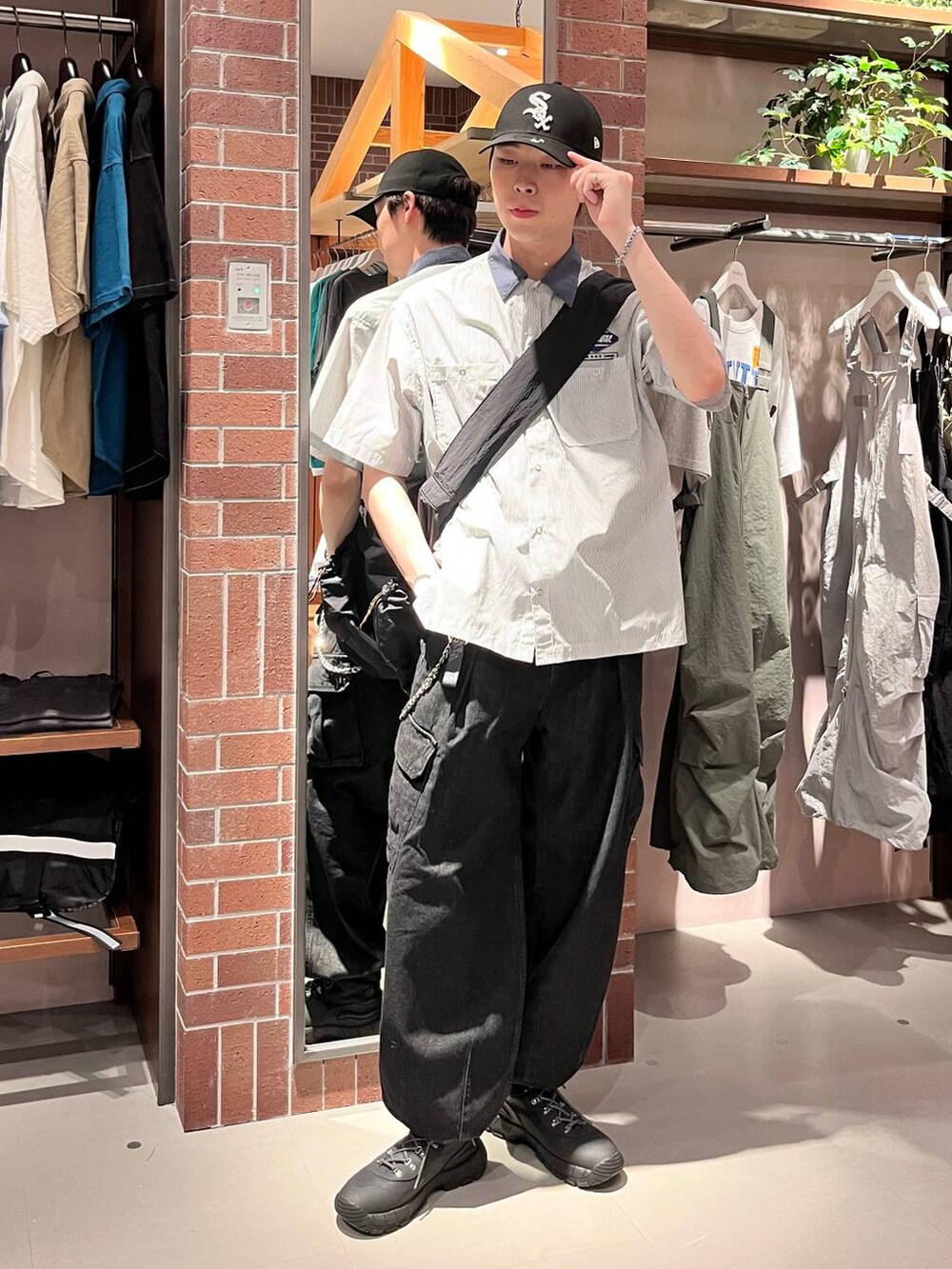 グレー系のデニムパンツ、ブラック系のショルダーバッグ、グレー系のシャツ/ブラウスを着用したメンズの夏コーディネートの2枚目の写真