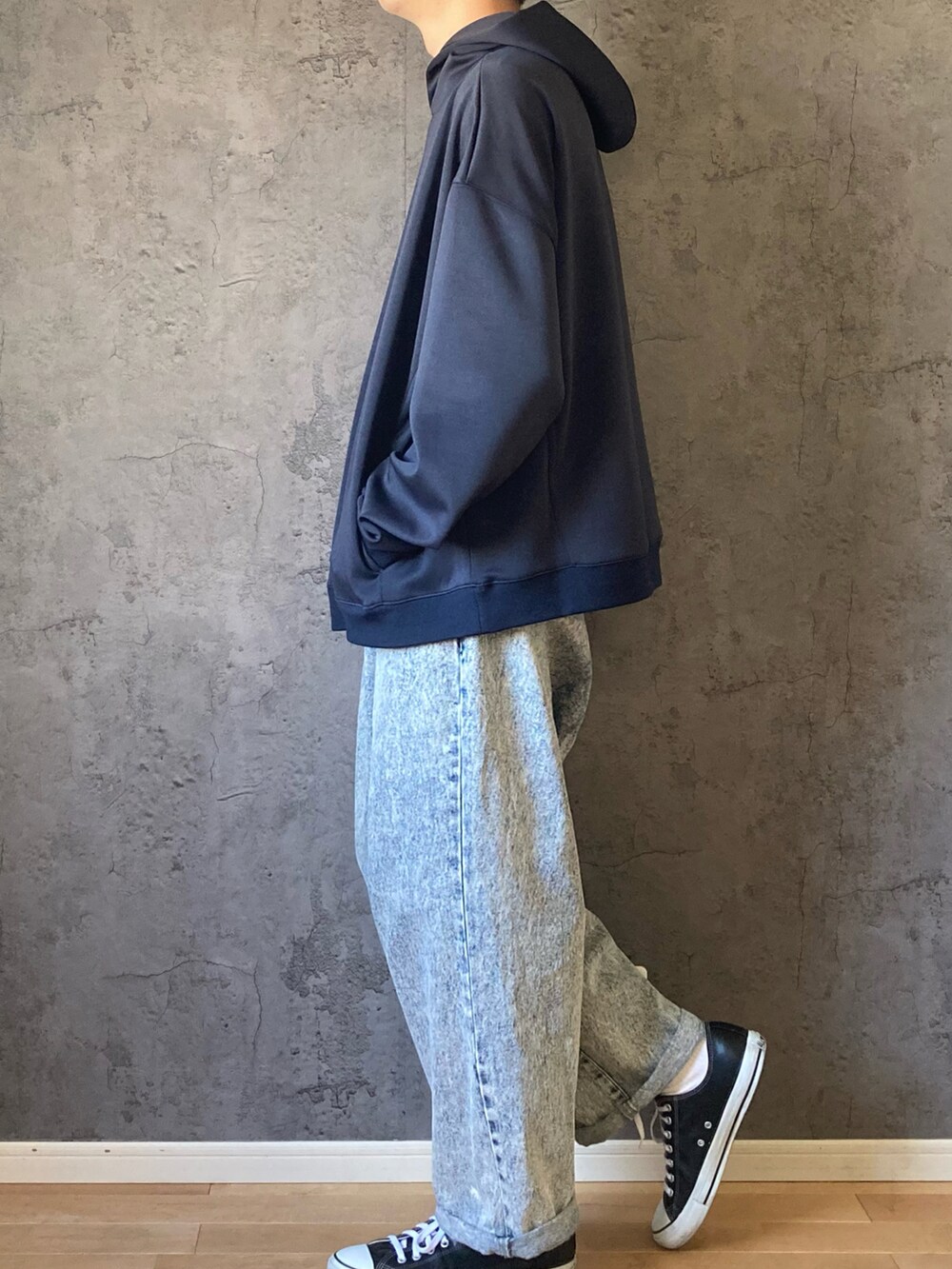 ブルー系のパーカー、ブルー系のデニムパンツ、その他のおもちゃを着用したメンズの秋コーディネートの3枚目の写真
