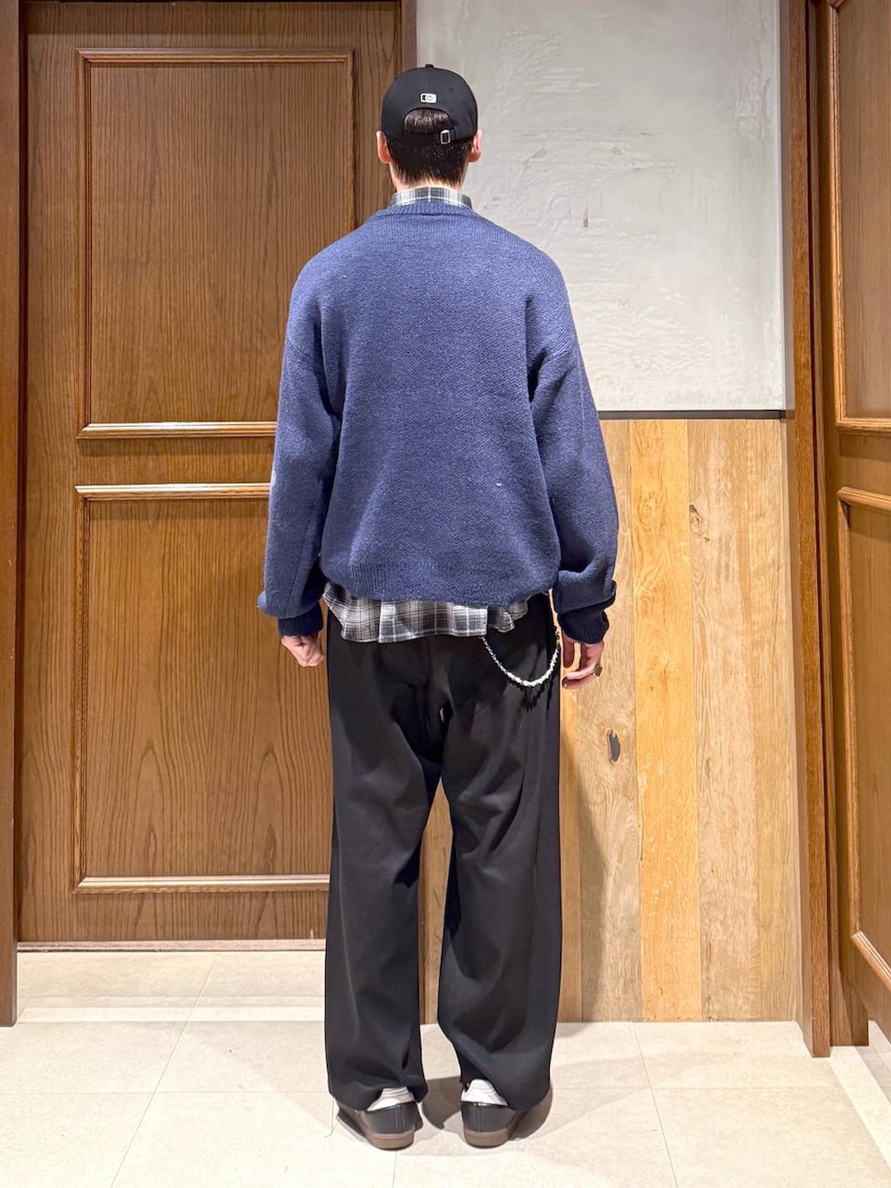 ブラック系のシャツ/ブラウス、ブラック系のスラックス、ブルー系のニット/セーターを着用したメンズの秋コーディネートの5枚目の写真